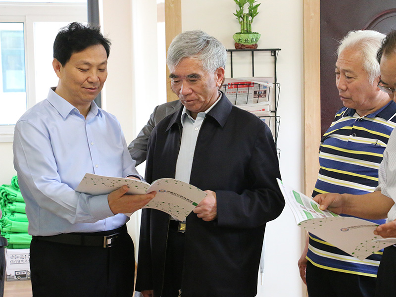 5月25日，北京大學(xué)原副校長林鈞敬等一行來到鶴壁科達(dá)學(xué)校指導(dǎo)工作