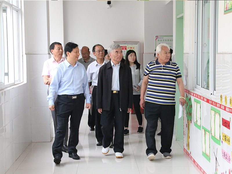 5月25日，北京大學(xué)原副校長林鈞敬等一行來到鶴壁科達(dá)學(xué)校指導(dǎo)工作
