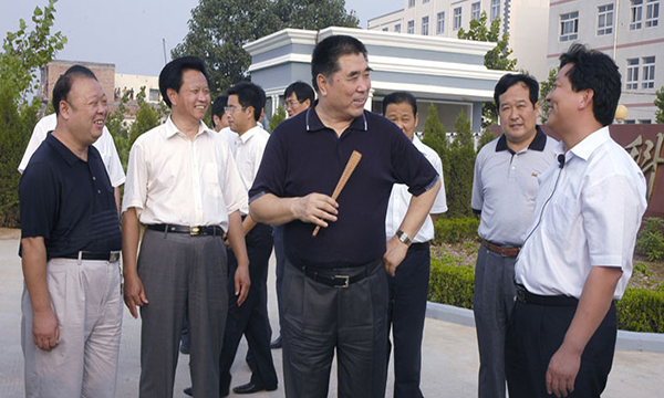 2016原河南省副省長、現(xiàn)河南省民辦教育協(xié)會會長賈連朝（右一）與出席省四屆三次代表大會的科達(dá)代表在一起。