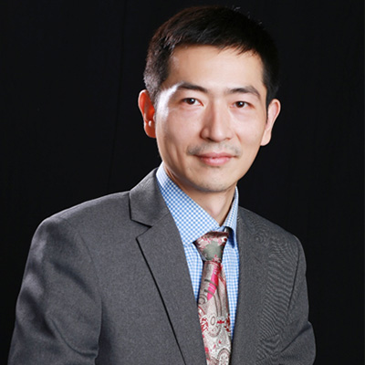 　　馬九克  　　中學(xué)物理特級教師，全國優(yōu)秀教師，上海教育年度十大新聞人物。教育部校長培訓(xùn)中心培訓(xùn)專家，教育部教育信息化課堂標準制定組專家，華東師大慕課中心兼職教授，華東師大網(wǎng)絡(luò)學(xué)院特聘專家。