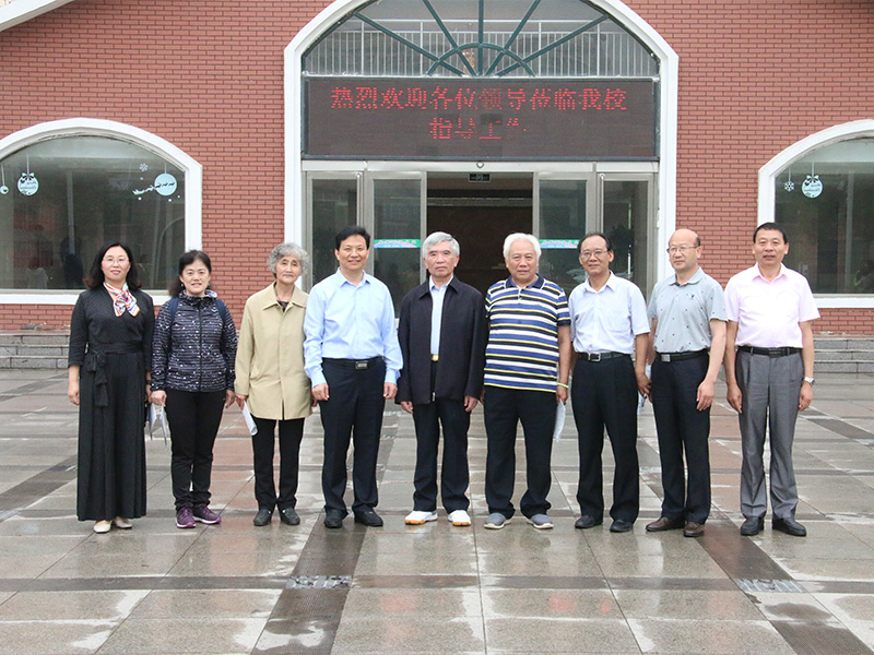 5月25日，北京大學(xué)原副校長林鈞敬等一行來到鶴壁科達(dá)學(xué)校指導(dǎo)工作